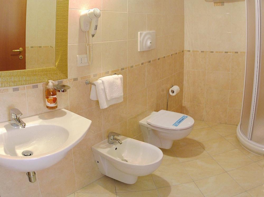 Royals Gate Hotel Роди Гарганико Екстериор снимка