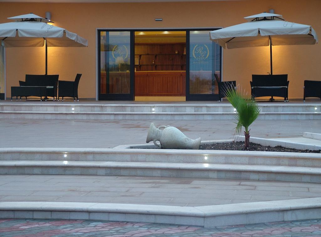 Royals Gate Hotel Роди Гарганико Екстериор снимка
